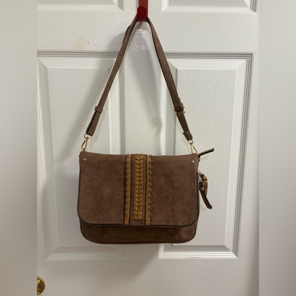 Polyurethane faux leather messenger bag, expandable bottom, great looking bag